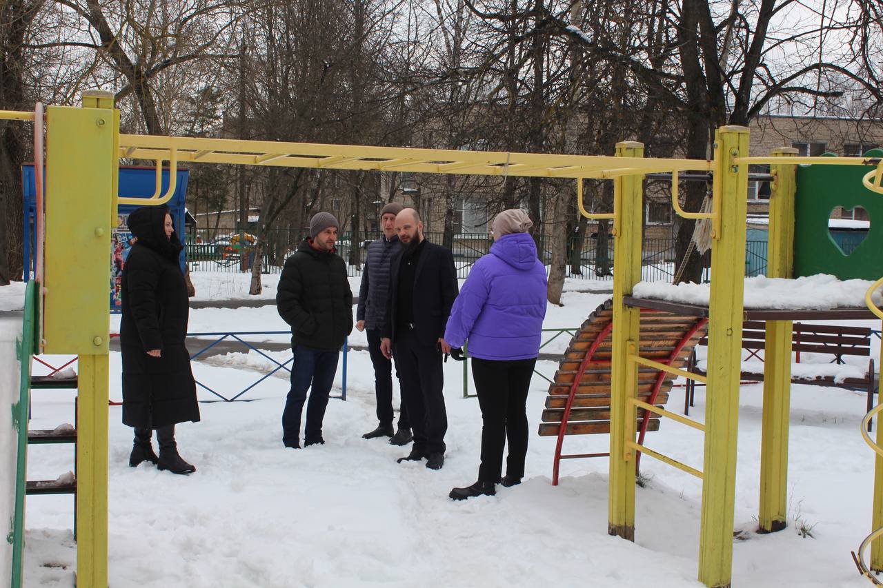 Начальник управления благоустройства, дорог и транспорта городского округа Фрязино Павел Никишкин совместно с представителями МБУ "Городское хозяйство" провел встречу с жителями домов №3 и №5 по улице Полевой в рамках традиционного обхода территорий