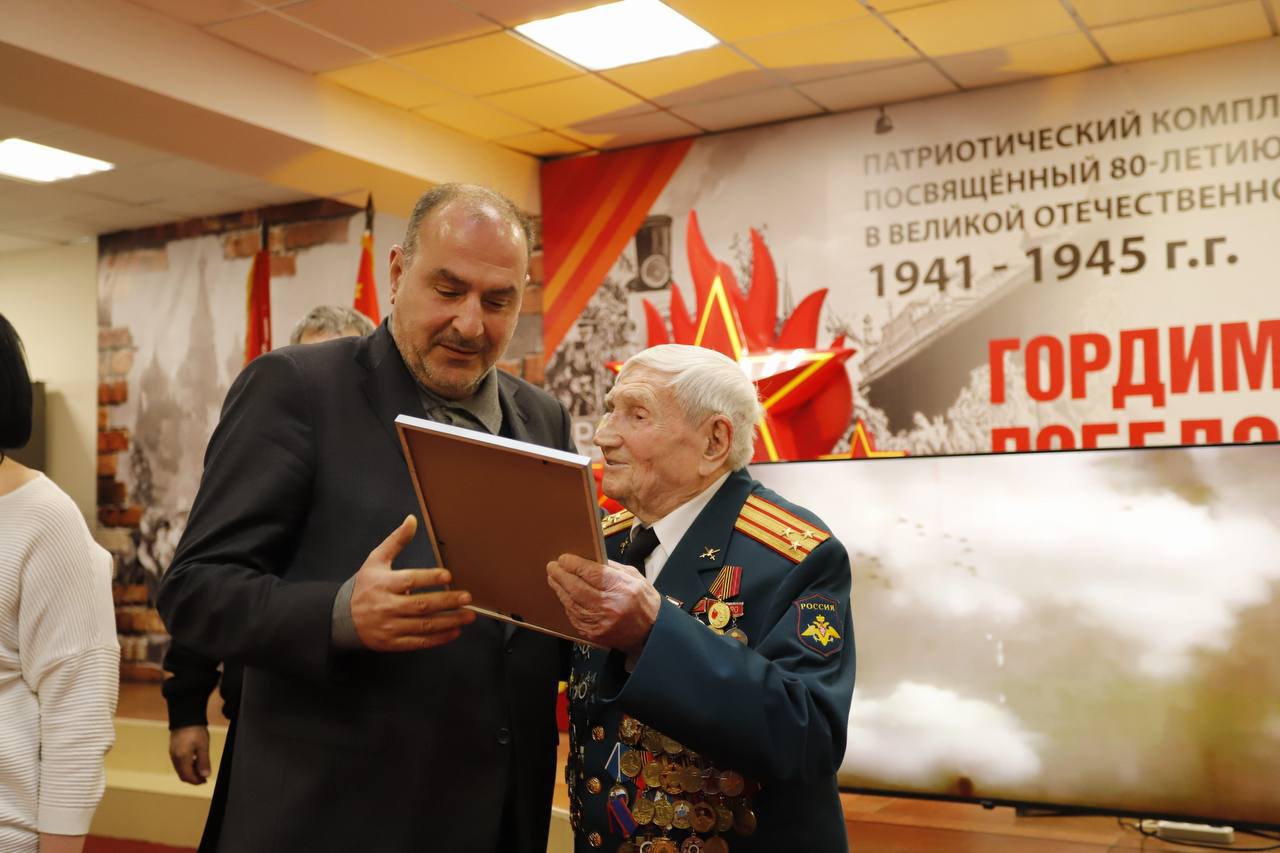 В преддверии 80-летия Победы в Великой Отечественной войне вместе с ветеранами войны и труда, а также героями СВО и почетными гостями открыли выставку «Гордимся Победой! 1945–2025»