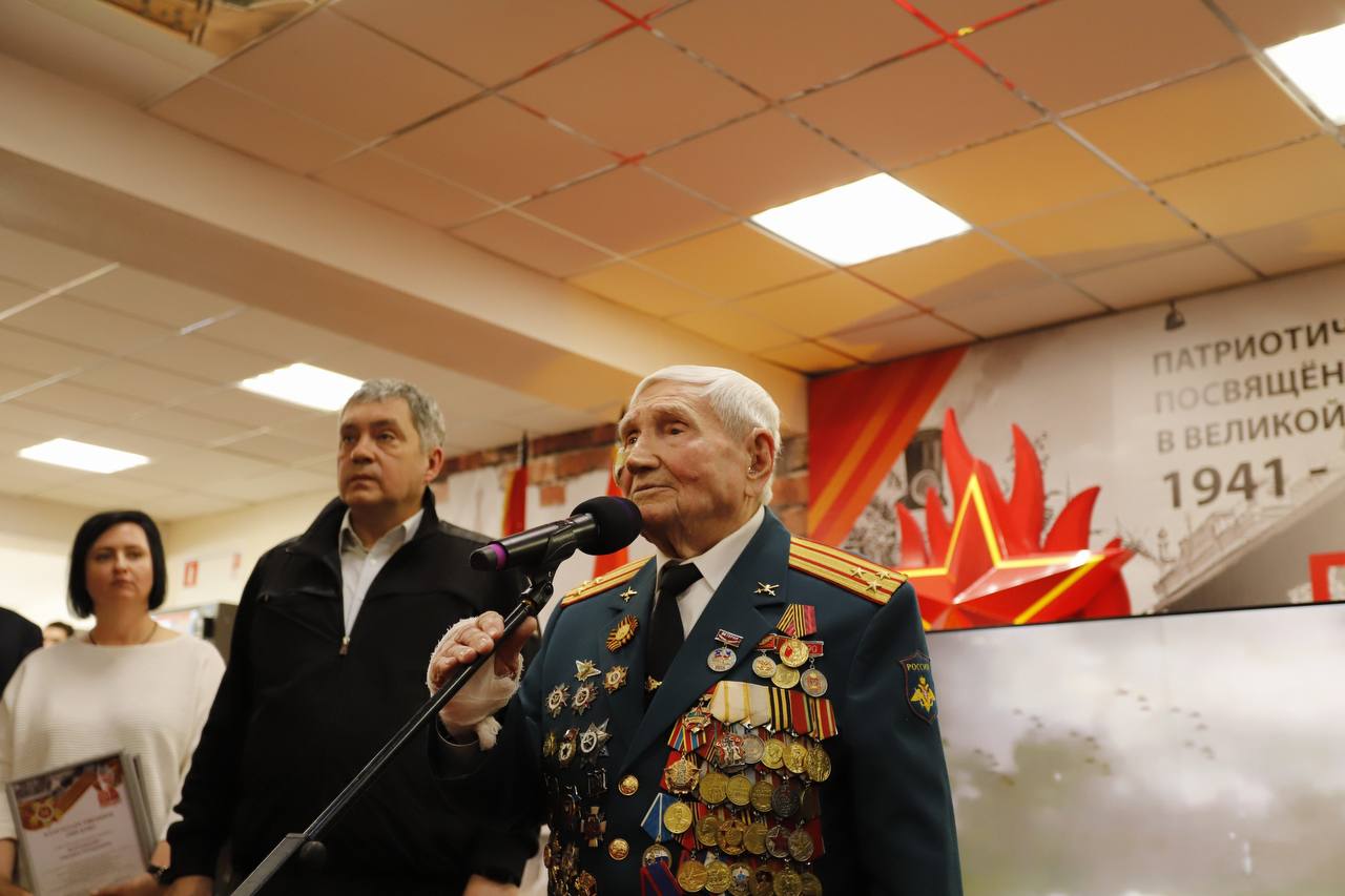 В преддверии 80-летия Победы в Великой Отечественной войне вместе с ветеранами войны и труда, а также героями СВО и почетными гостями открыли выставку «Гордимся Победой! 1945–2025»