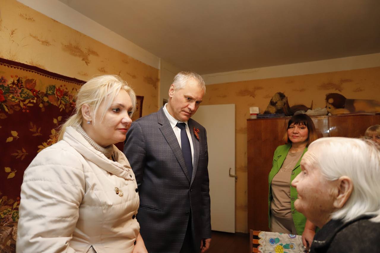 Глава городского округа Фрязино Дмитрий Воробьев вместе с председателем Совета депутатов Еленой Романовой навестили ветерана Великой Отечественной войны, труженицу тыла