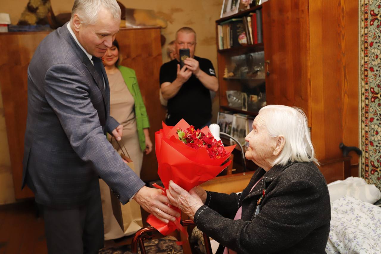 Глава городского округа Фрязино Дмитрий Воробьев вместе с председателем Совета депутатов Еленой Романовой навестили ветерана Великой Отечественной войны, труженицу тыла