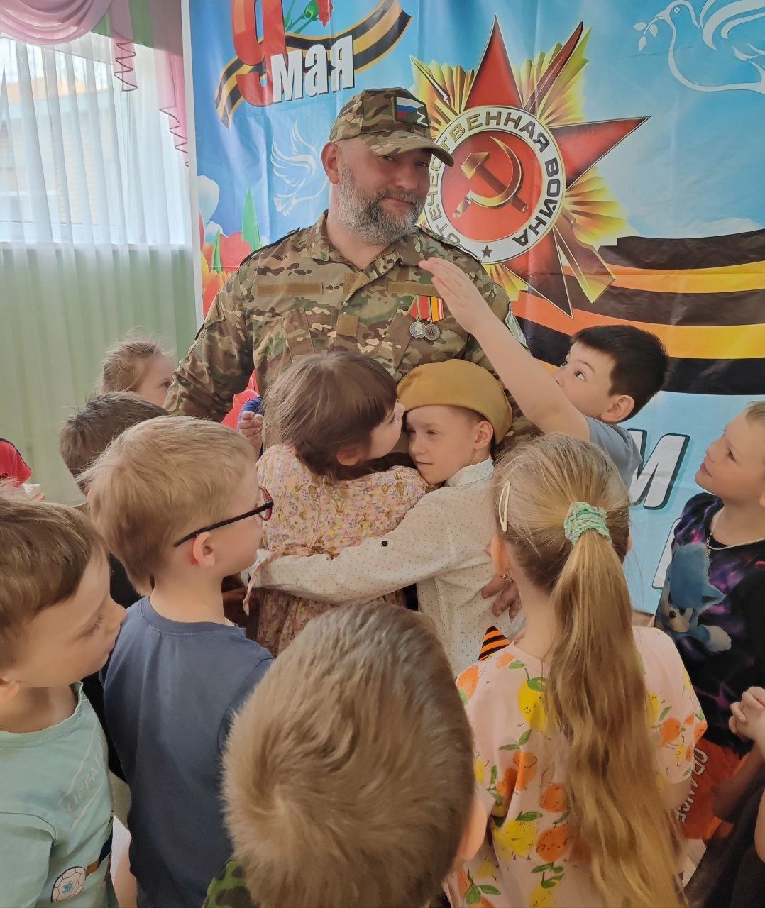 Сегодня в дошкольном отделении МБОУ СОШ №1 им. Героя Советского Союза И.И. Иванова (ул. Институтская, 2А) состоялась волнующая встреча с участником специальной военной операции, рядовым мотострелковых войск Павлом Викторовичем Костеневкиным. Павел Викторович рассказал ребятам о важном значении СВО, о любви к Родине и готовности защищать родных и близких. Он поделился историями о мужестве и героизме своих сослуживцев, рассказал, какими качествами должен обладать современный солдат и как важно преодолевать трудности войны. Настоящий герой нашего времени подчеркнул, что поддержка и вера в победу родных и всей страны помогают справиться со всеми трудностями на передовой и поддерживают боевой дух. Урок мужества прошел в теплой и дружеской обстановке. Ребята увидели на конкретном примере, что герои живут рядом, и что мужество, храбрость и любовь к Родине – это качества настоящего патриота и гражданина России. В завершение мероприятия дошкольники прочитали стихи о Родине и Дне Победы, передали на фронт открытки и письма, сделанные своими руками для наших бойцов.