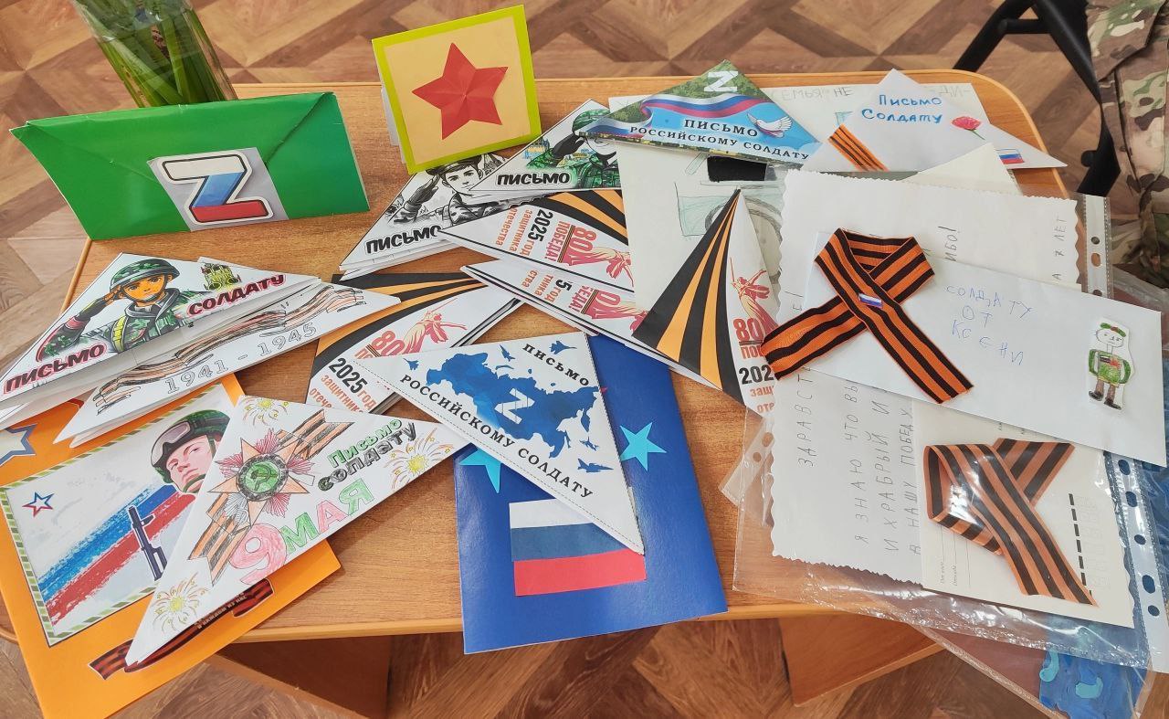 Сегодня в дошкольном отделении МБОУ СОШ №1 им. Героя Советского Союза И.И. Иванова (ул. Институтская, 2А) состоялась волнующая встреча с участником специальной военной операции, рядовым мотострелковых войск Павлом Викторовичем Костеневкиным. Павел Викторович рассказал ребятам о важном значении СВО, о любви к Родине и готовности защищать родных и близких. Он поделился историями о мужестве и героизме своих сослуживцев, рассказал, какими качествами должен обладать современный солдат и как важно преодолевать трудности войны. Настоящий герой нашего времени подчеркнул, что поддержка и вера в победу родных и всей страны помогают справиться со всеми трудностями на передовой и поддерживают боевой дух. Урок мужества прошел в теплой и дружеской обстановке. Ребята увидели на конкретном примере, что герои живут рядом, и что мужество, храбрость и любовь к Родине – это качества настоящего патриота и гражданина России. В завершение мероприятия дошкольники прочитали стихи о Родине и Дне Победы, передали на фронт открытки и письма, сделанные своими руками для наших бойцов.