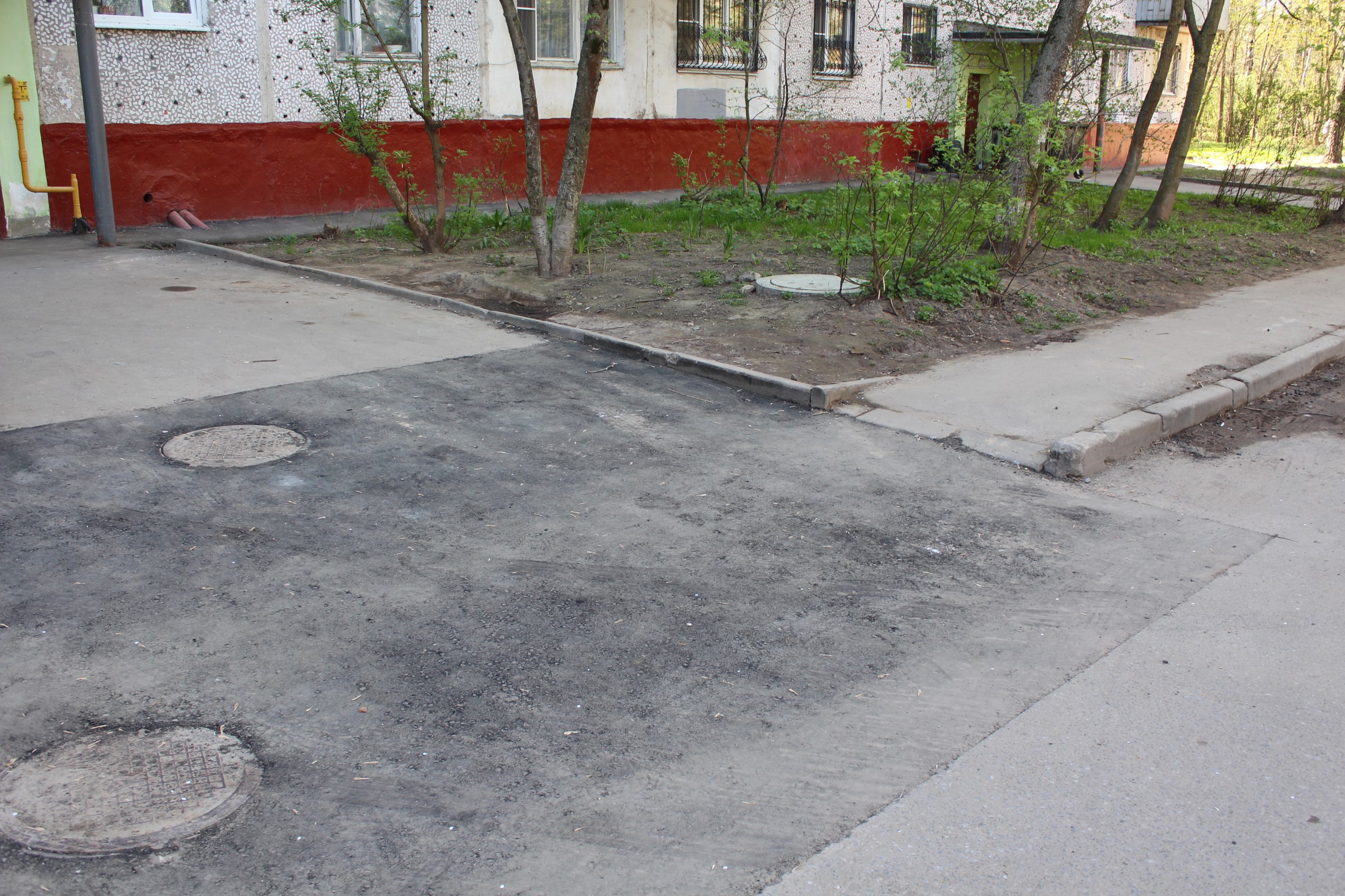 Заместитель главы городского округа Фрязино Антон Тропин совместно с представителями МБУ "Городское хозяйство" встретился сегодня с жителями закрепленной территории у дома №16 по улице Полевая