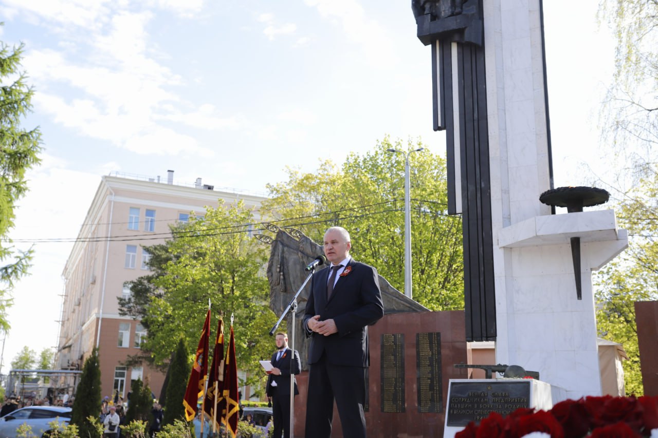 Глава городского округа Фрязино Дмитрий Воробьев вместе с генеральным конструктором АО «НПП «Исток» им. Шокина» Александром Борисовым почтили память павших в годы Великой Отечественной войны.