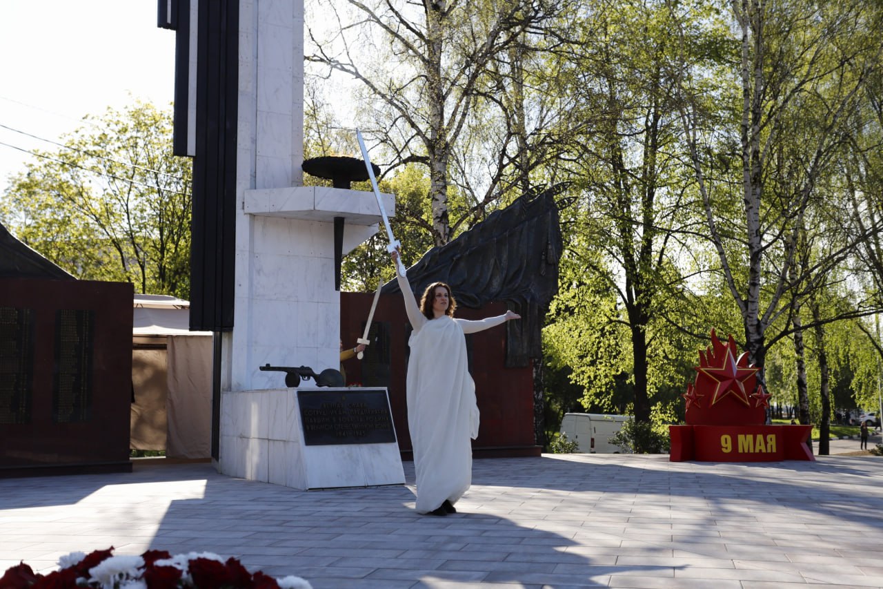 Глава городского округа Фрязино Дмитрий Воробьев вместе с генеральным конструктором АО «НПП «Исток» им. Шокина» Александром Борисовым почтили память павших в годы Великой Отечественной войны.