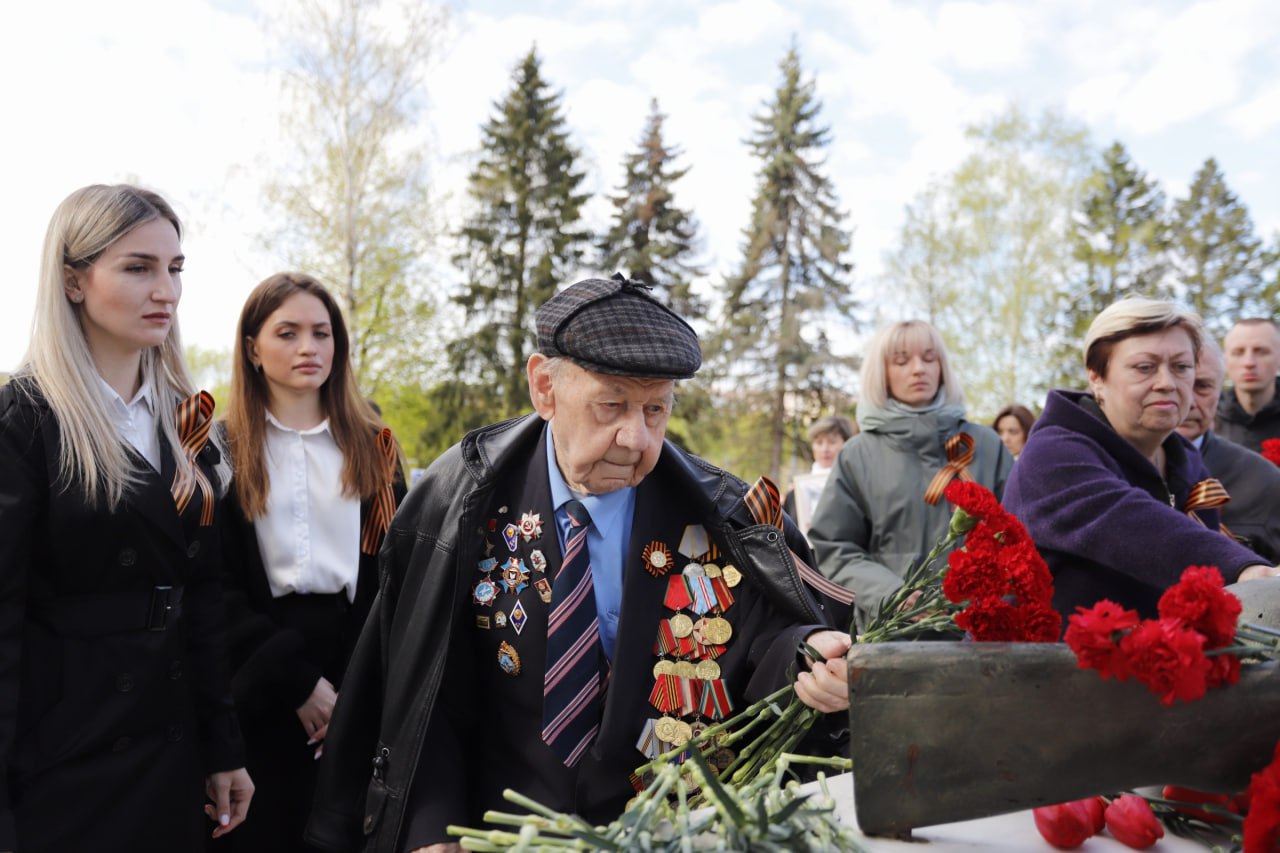 Глава городского округа Фрязино Дмитрий Воробьев вместе с генеральным конструктором АО «НПП «Исток» им. Шокина» Александром Борисовым почтили память павших в годы Великой Отечественной войны.