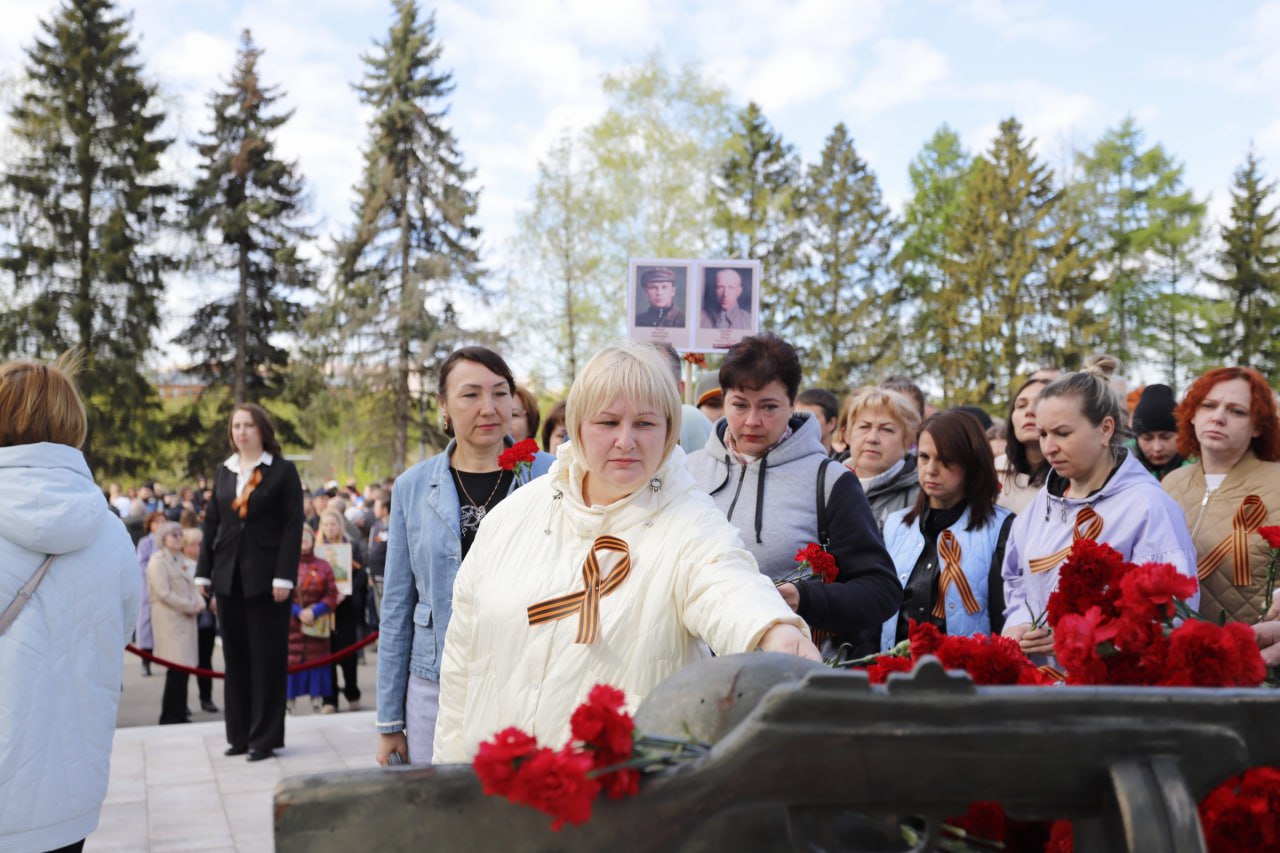 Глава городского округа Фрязино Дмитрий Воробьев вместе с генеральным конструктором АО «НПП «Исток» им. Шокина» Александром Борисовым почтили память павших в годы Великой Отечественной войны.