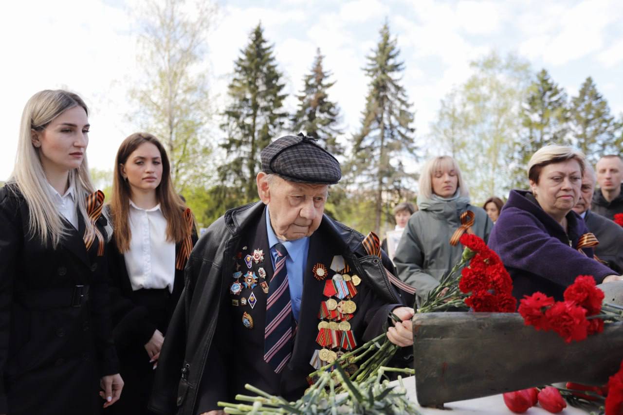 День Победы – это не просто праздник, это день скорби и памяти о тех, кто отдал свою жизнь за свободу и мирное небо над головой