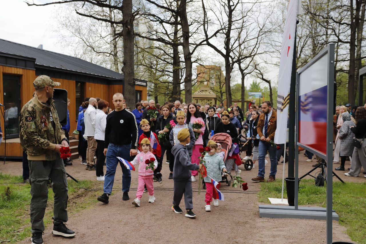 Глава городского округа Фрязино Дмитрий Воробьев вместе с семьями участников СВО торжественно открыл «Аллею Памяти» во Фрязинском лесопарке