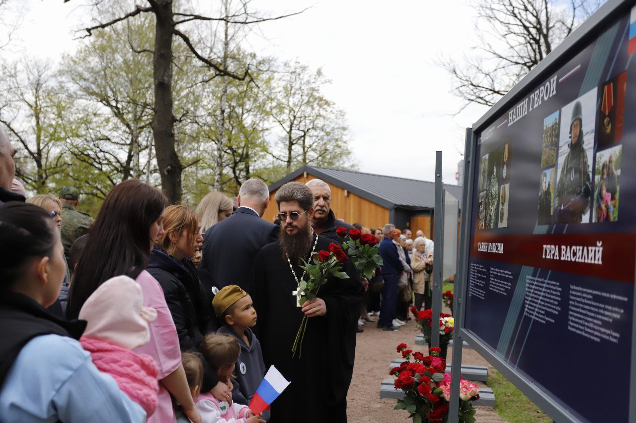 Глава городского округа Фрязино Дмитрий Воробьев вместе с семьями участников СВО торжественно открыл «Аллею Памяти» во Фрязинском лесопарке