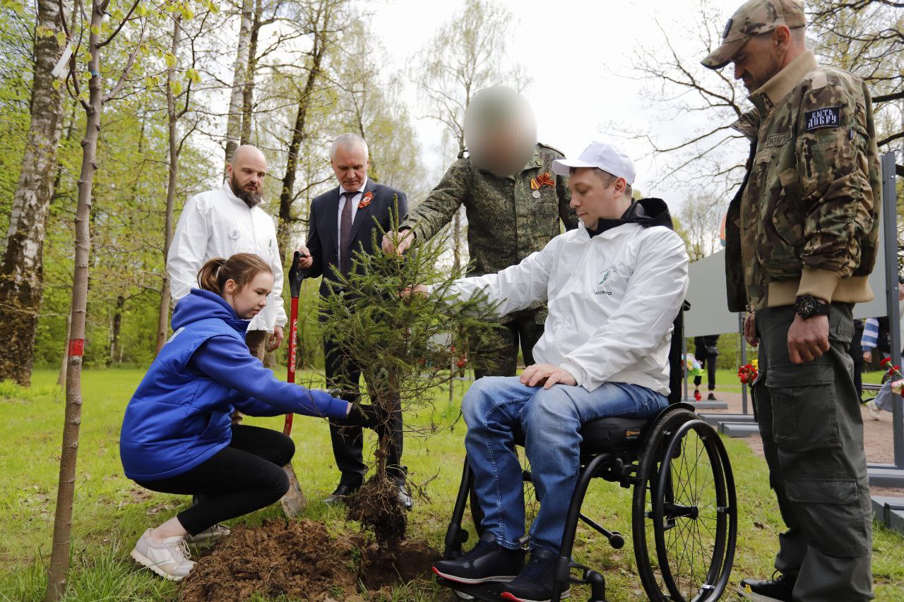 Глава городского округа Фрязино Дмитрий Воробьев вместе с семьями участников СВО торжественно открыл «Аллею Памяти» во Фрязинском лесопарке