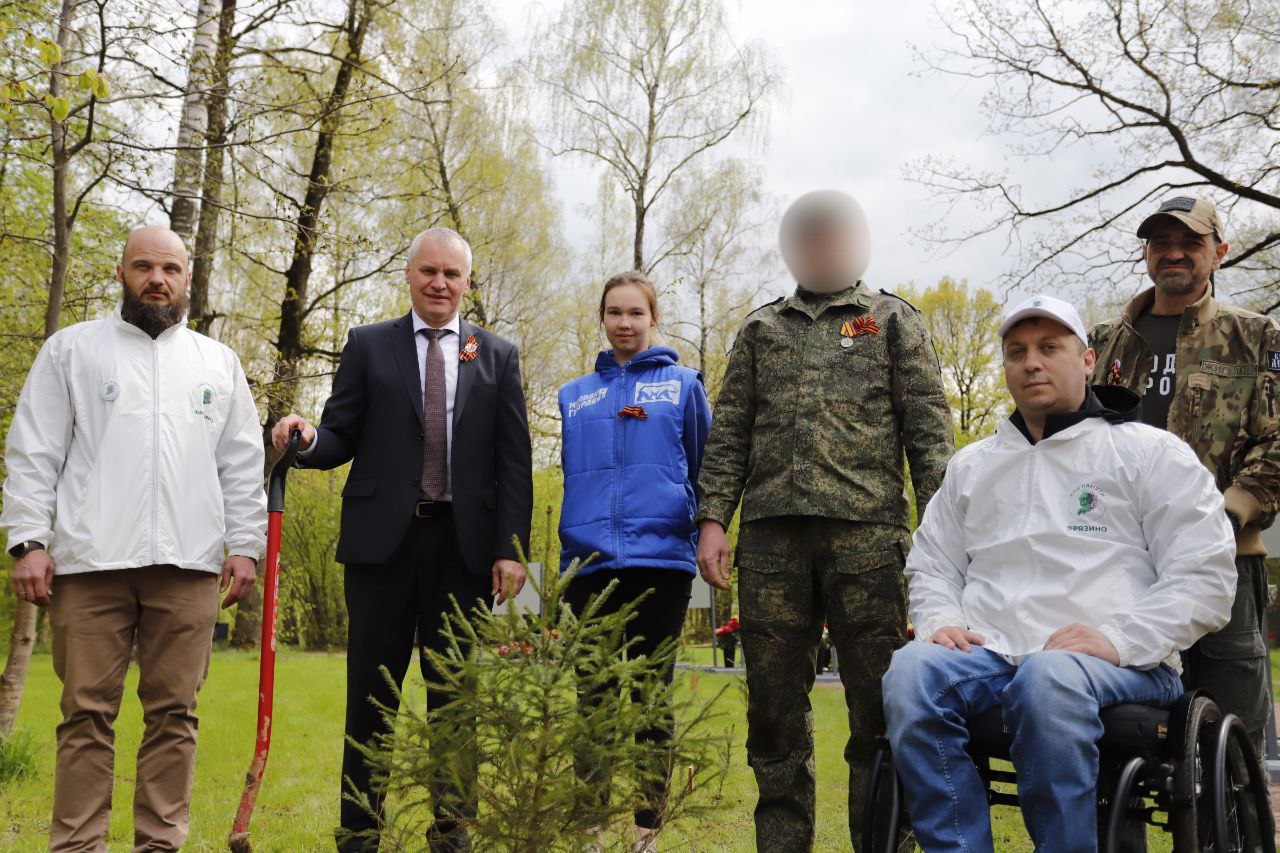 Глава городского округа Фрязино Дмитрий Воробьев вместе с семьями участников СВО торжественно открыл «Аллею Памяти» во Фрязинском лесопарке