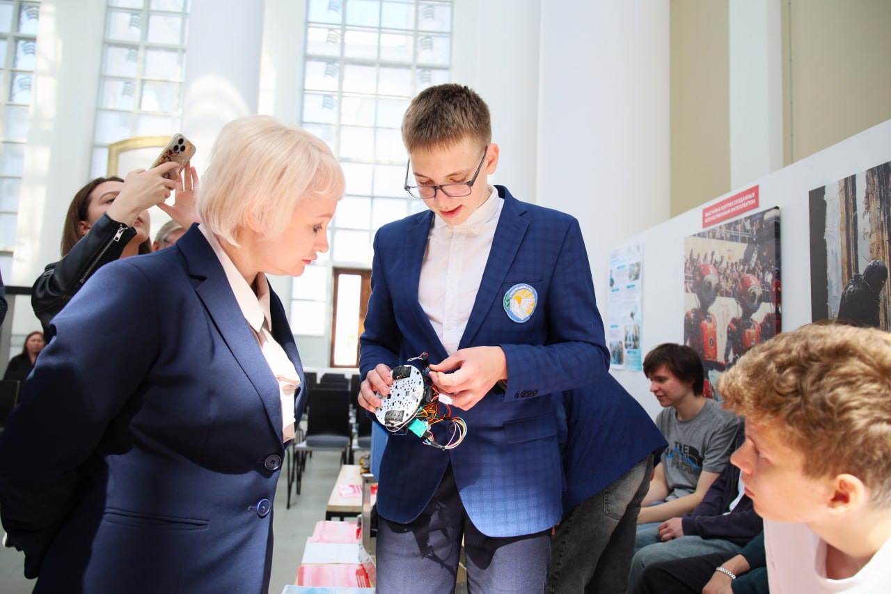 Подмосковные школьники представляют свои изобретения на выставке «Робостанция» на ВДНХ