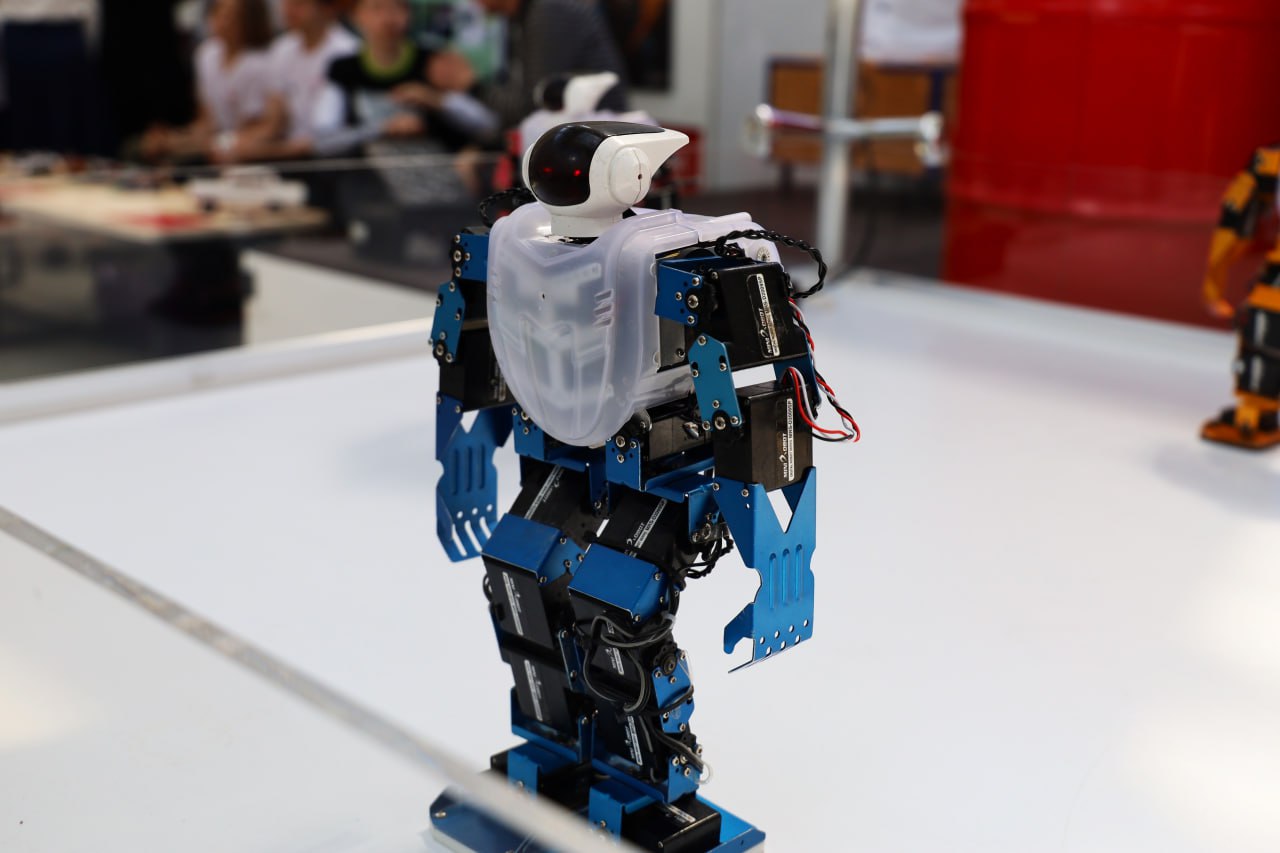 Подмосковные школьники представляют свои изобретения на выставке «Робостанция» на ВДНХ