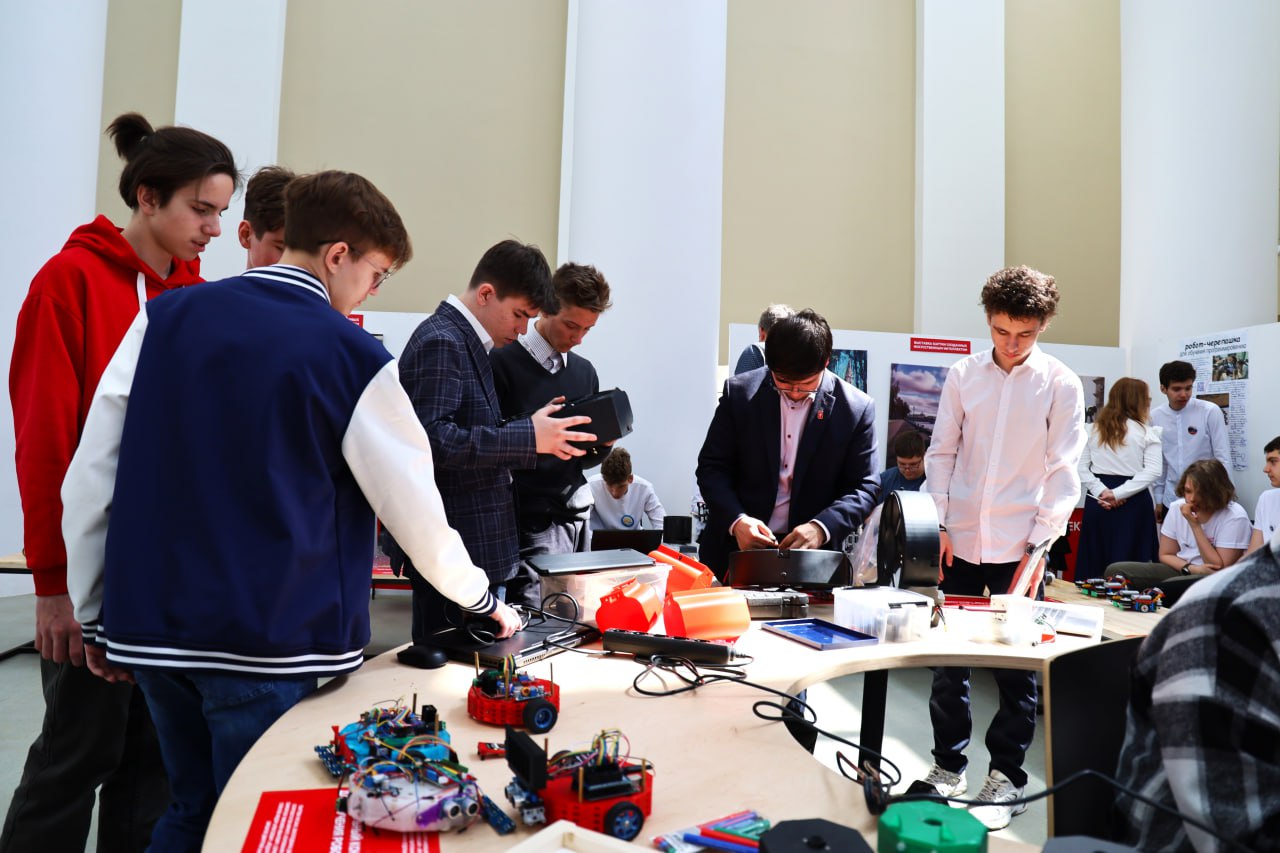 Подмосковные школьники представляют свои изобретения на выставке «Робостанция» на ВДНХ