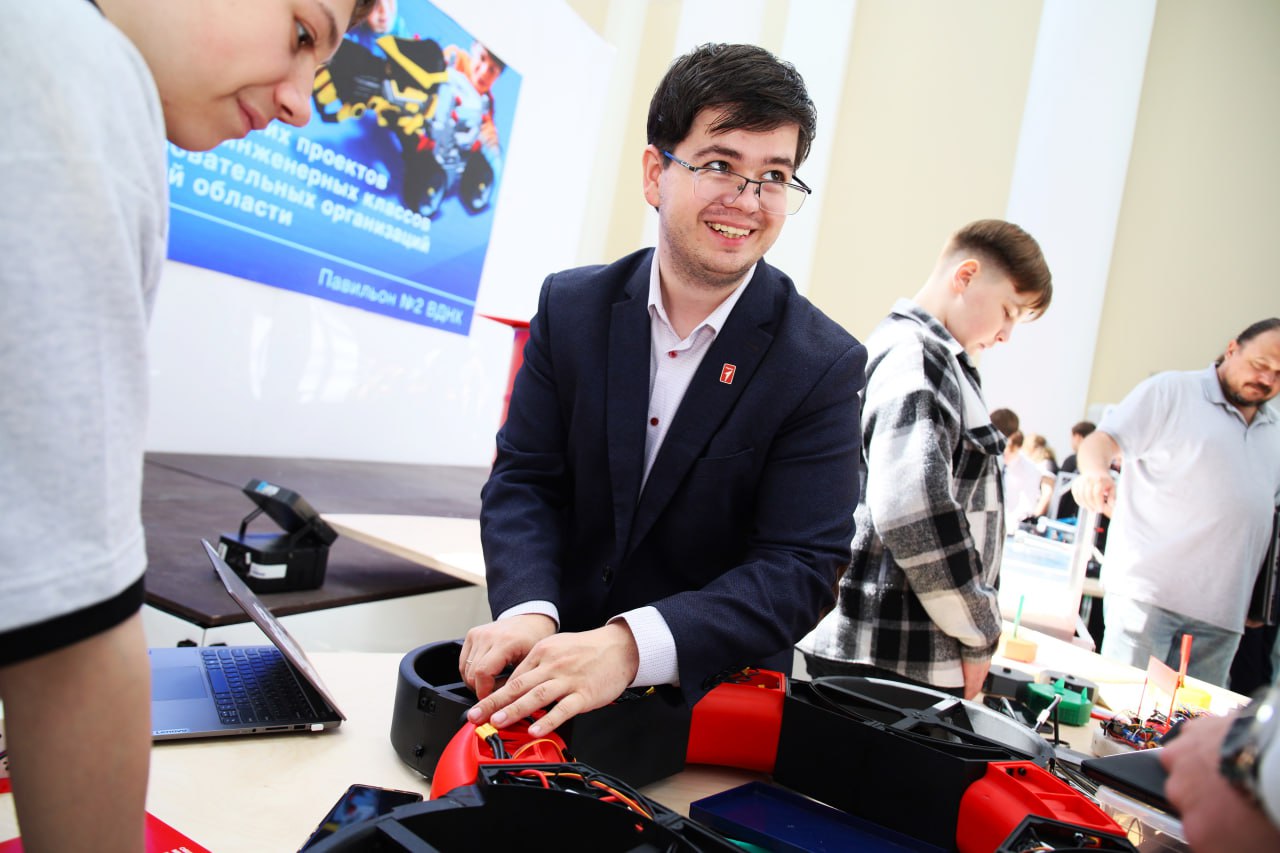 Подмосковные школьники представляют свои изобретения на выставке «Робостанция» на ВДНХ