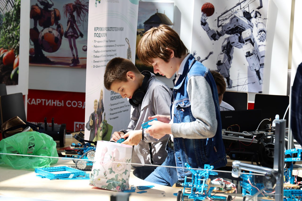 Подмосковные школьники представляют свои изобретения на выставке «Робостанция» на ВДНХ