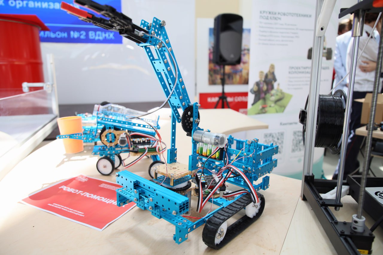 Подмосковные школьники представляют свои изобретения на выставке «Робостанция» на ВДНХ