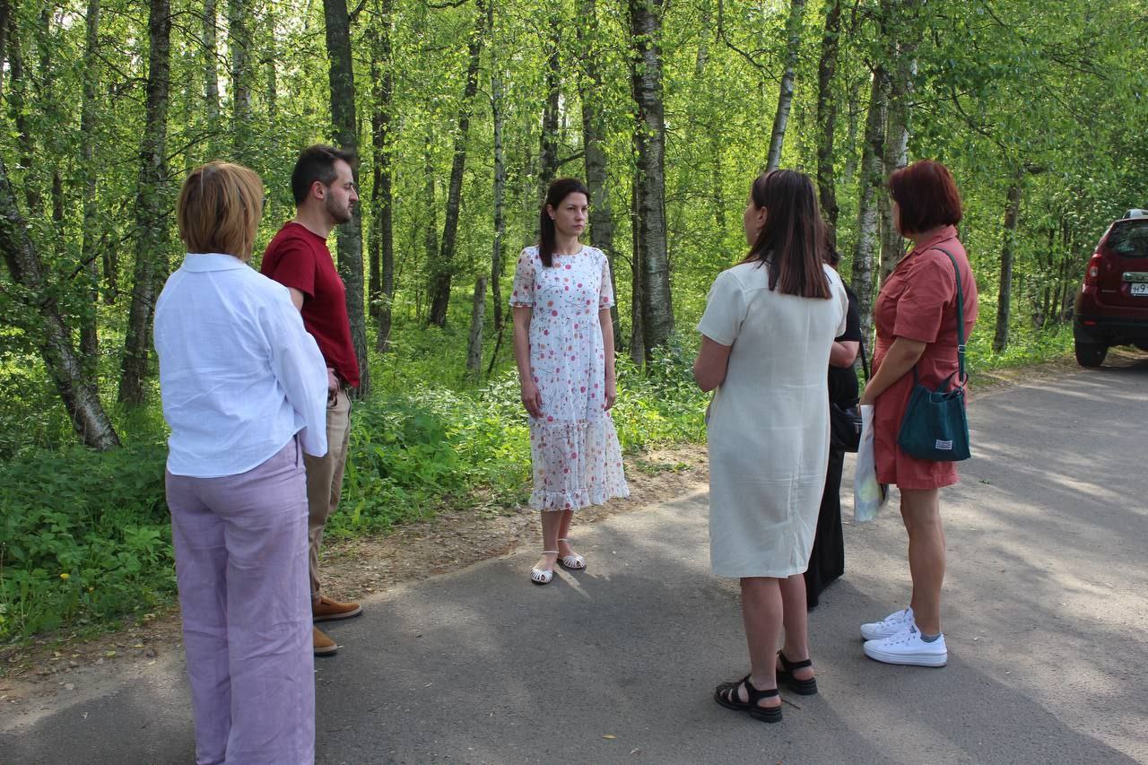Заместитель главы городского округа Фрязино Наталья Силаева совместно со специалистами из МБУ &laquo;Городское хозяйство&raquo; и местными жителями провела обход территории по обращению, поступившему в муниципальный центр управления регионом
