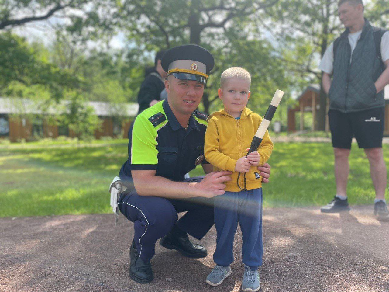 В День защиты детей, сотрудники Госавтоинспекции вместе с представителями администрации городского округа Фрязино, МЧС и скорой медицинской помощи провели в Фрязинском лесопарке акцию «Безопасное детство»