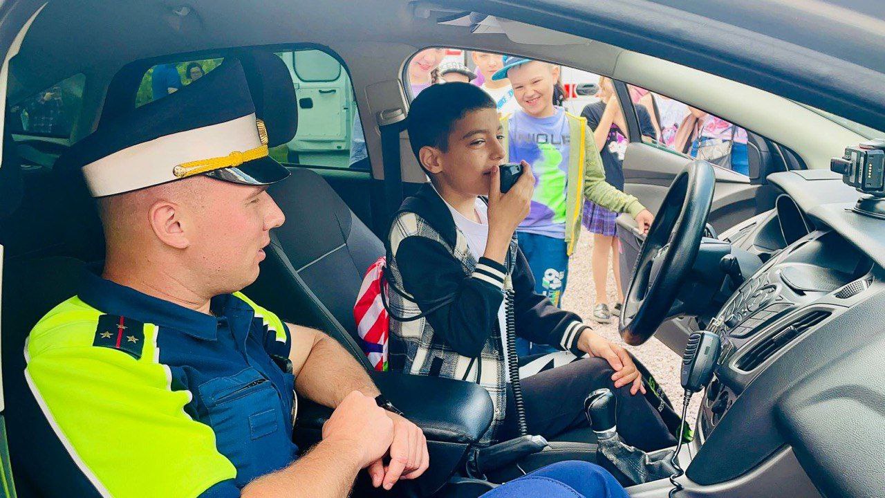 В День защиты детей, сотрудники Госавтоинспекции вместе с представителями администрации городского округа Фрязино, МЧС и скорой медицинской помощи провели в Фрязинском лесопарке акцию «Безопасное детство»