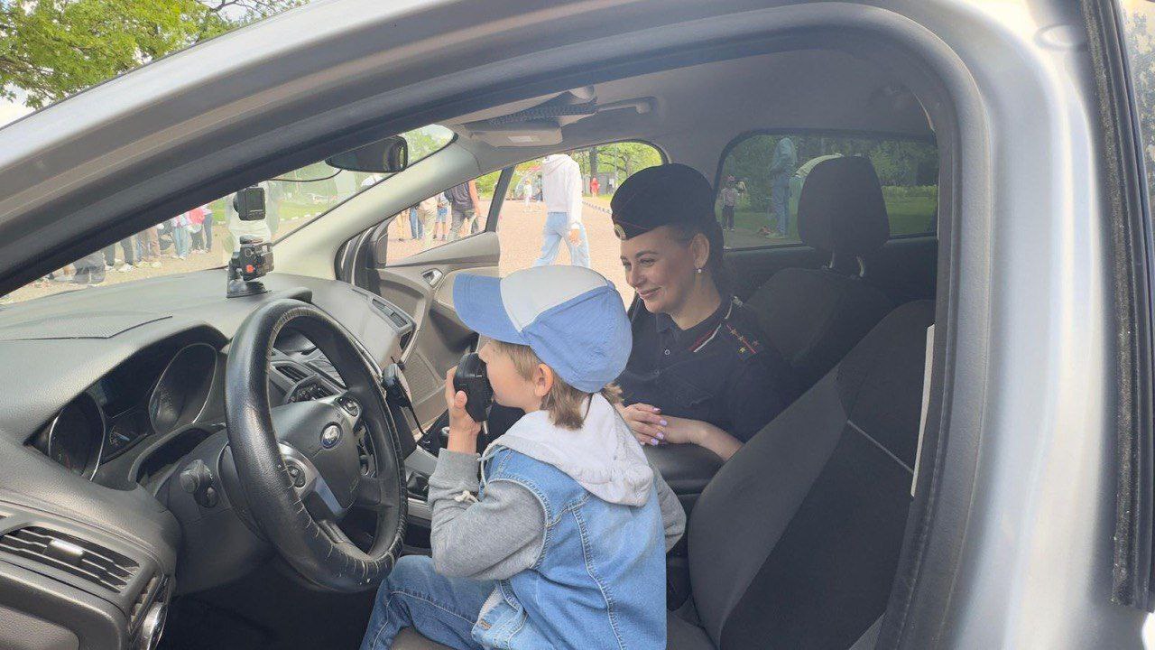 В День защиты детей, сотрудники Госавтоинспекции вместе с представителями администрации городского округа Фрязино, МЧС и скорой медицинской помощи провели в Фрязинском лесопарке акцию «Безопасное детство»