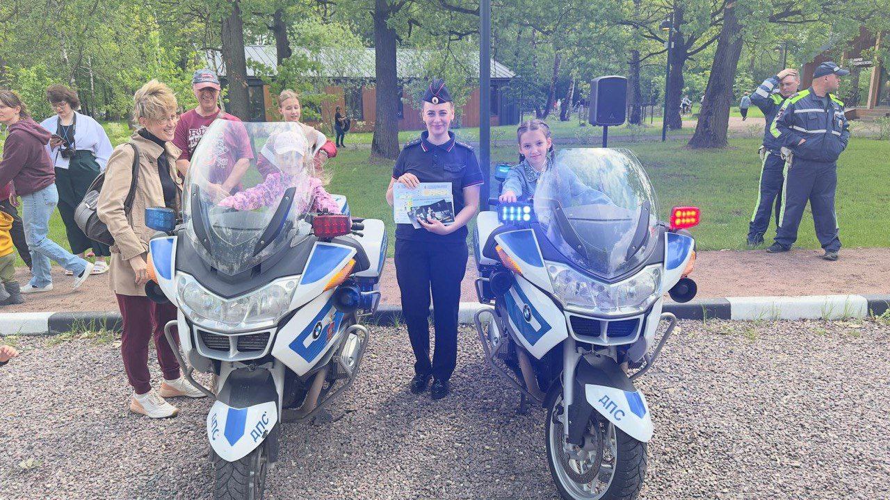 В День защиты детей, сотрудники Госавтоинспекции вместе с представителями администрации городского округа Фрязино, МЧС и скорой медицинской помощи провели в Фрязинском лесопарке акцию «Безопасное детство»