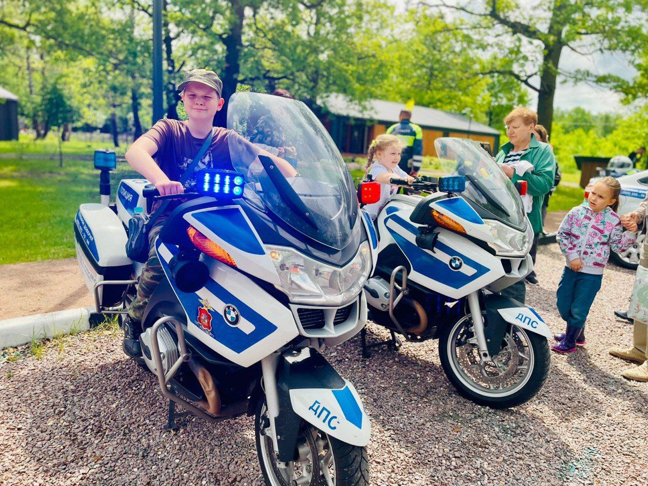 В День защиты детей, сотрудники Госавтоинспекции вместе с представителями администрации городского округа Фрязино, МЧС и скорой медицинской помощи провели в Фрязинском лесопарке акцию «Безопасное детство»