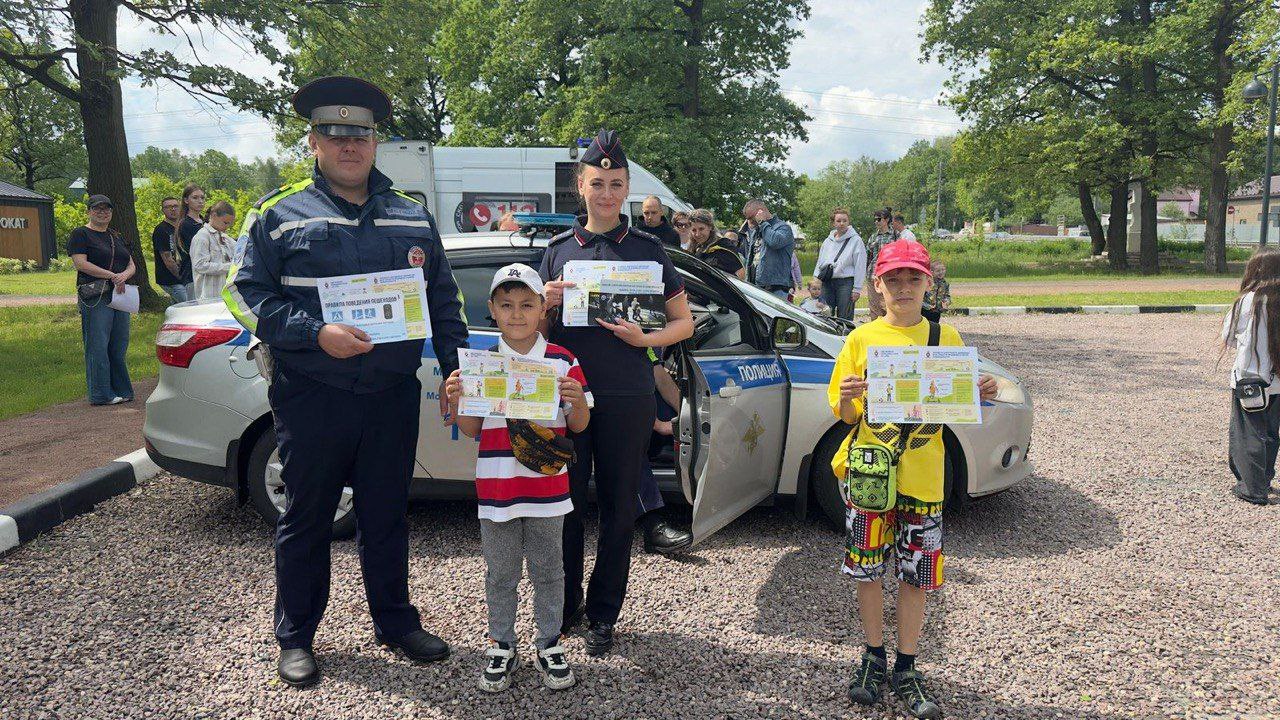 В День защиты детей, сотрудники Госавтоинспекции вместе с представителями администрации городского округа Фрязино, МЧС и скорой медицинской помощи провели в Фрязинском лесопарке акцию «Безопасное детство»