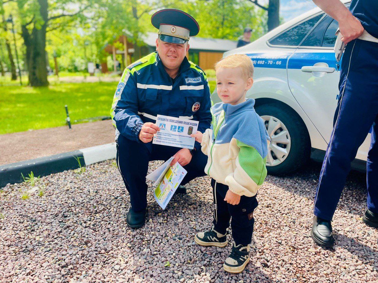 В День защиты детей, сотрудники Госавтоинспекции вместе с представителями администрации городского округа Фрязино, МЧС и скорой медицинской помощи провели в Фрязинском лесопарке акцию «Безопасное детство»