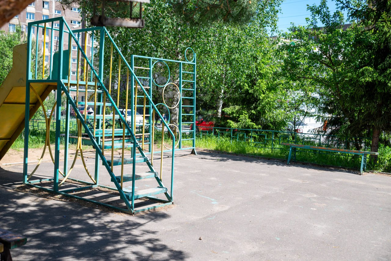 Начальник отдела благоустройства, дорог и транспорта городского округа Фрязино Павел Никишкин совместно с сотрудниками отдела провёл встречу с жителями дома №29 по улице Полевой