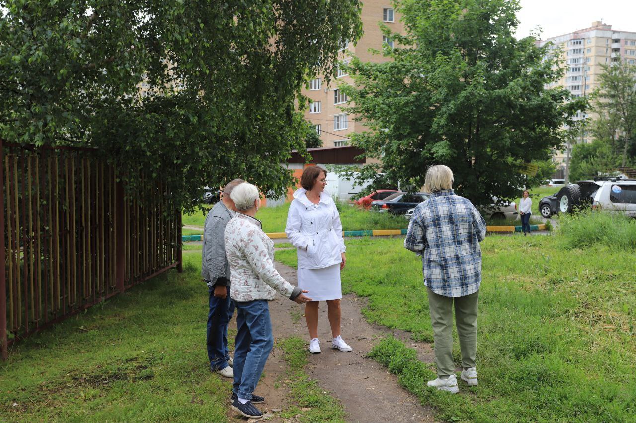 Заместитель главы городского округа Фрязино Юлия Шувалова провела обход территории возле дома 21 по Проспекту Мира, инициированный жалобами жителей на высокую траву