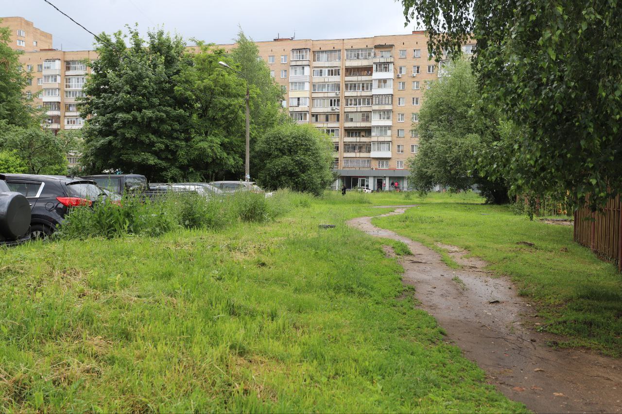 Заместитель главы городского округа Фрязино Юлия Шувалова провела обход территории возле дома 21 по Проспекту Мира, инициированный жалобами жителей на высокую траву