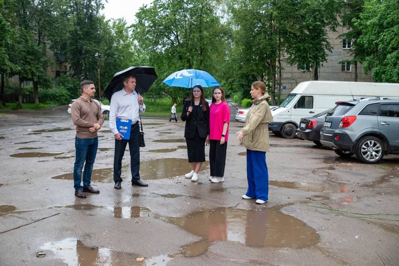 Первый заместитель главы городского округа Фрязино Наталия Князева провела выездную встречу с жителями и общественниками на улице Попова, дом №2а