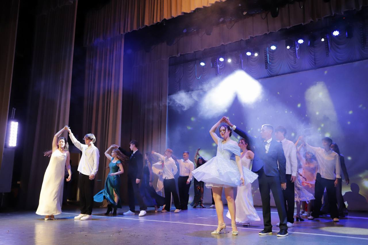 В наукограде завершилась череда торжественных выпускных вечеров, знаменующих окончание школьного этапа жизни порядка тысячи юных фрязинцев