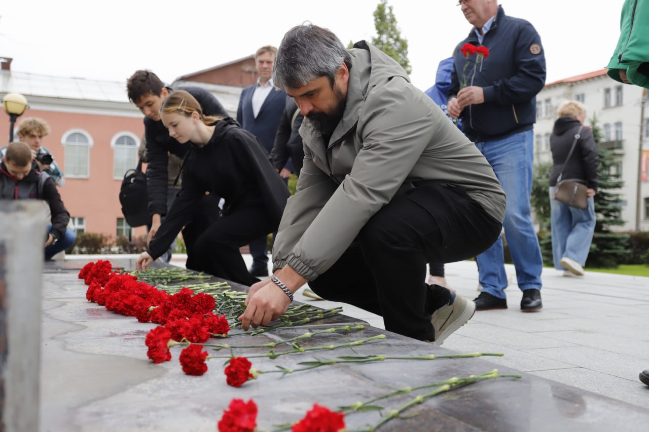 Сегодня у мемориала «Живым и Павшим» состоялась торжественная церемония возложения цветов, посвященная Дню ветеранов боевых действий