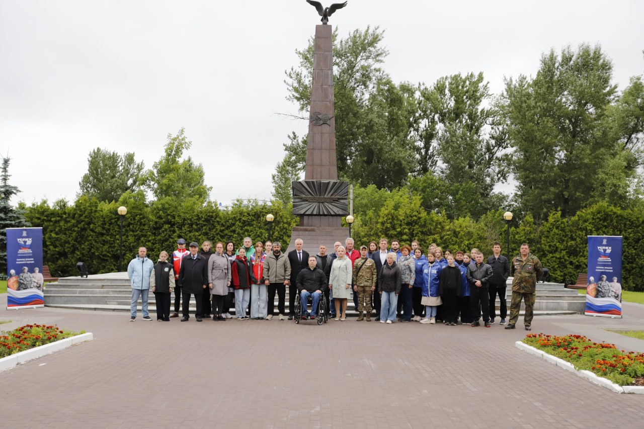 Сегодня у мемориала «Живым и Павшим» состоялась торжественная церемония возложения цветов, посвященная Дню ветеранов боевых действий