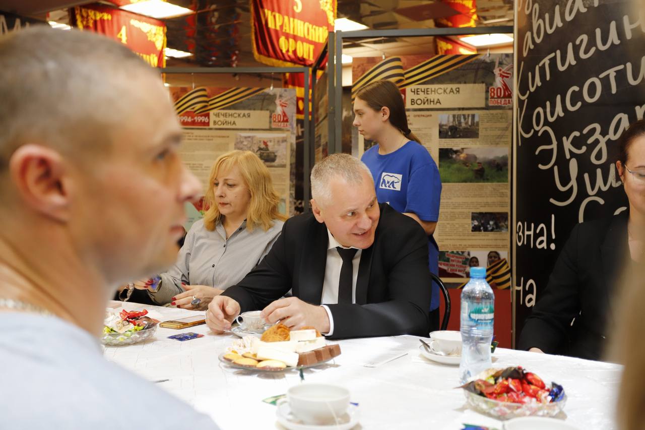 В ДК «Исток» в атмосфере выставки «Гордимся Победой» состоялась традиционная встреча с участниками специальной военной операции и их семьями