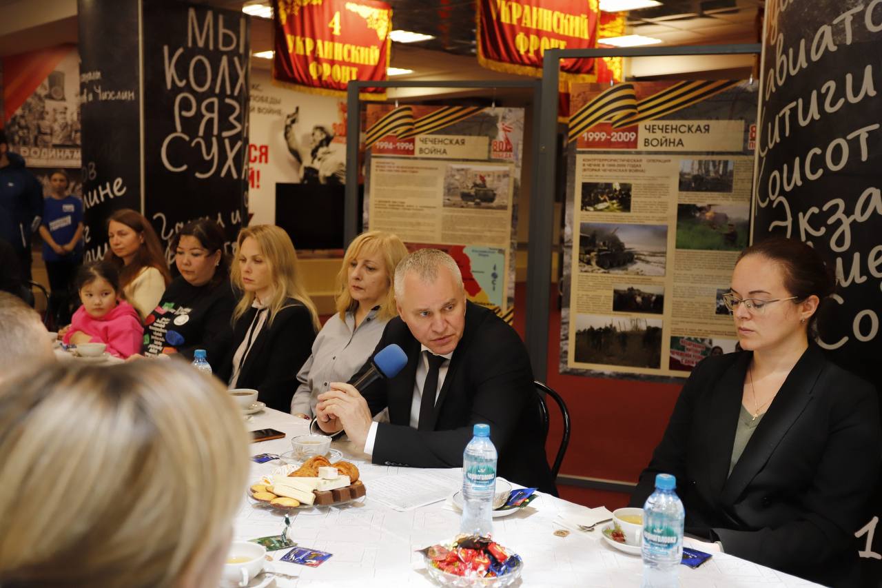 В ДК «Исток» в атмосфере выставки «Гордимся Победой» состоялась традиционная встреча с участниками специальной военной операции и их семьями