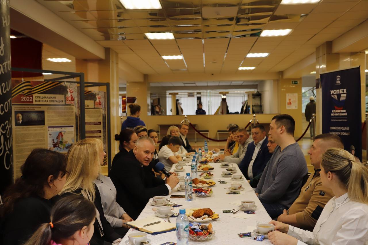 В ДК «Исток» в атмосфере выставки «Гордимся Победой» состоялась традиционная встреча с участниками специальной военной операции и их семьями