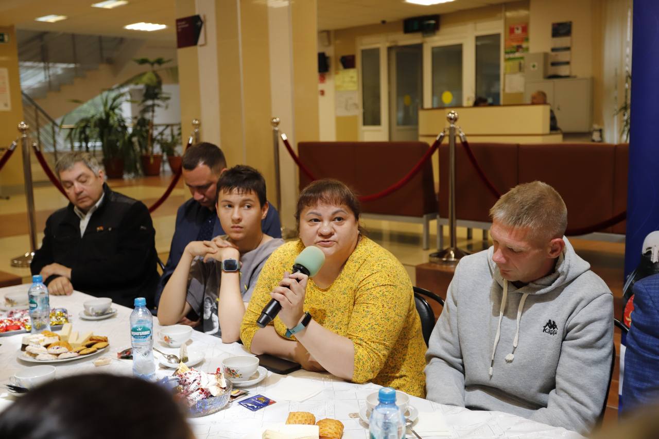 В ДК «Исток» в атмосфере выставки «Гордимся Победой» состоялась традиционная встреча с участниками специальной военной операции и их семьями