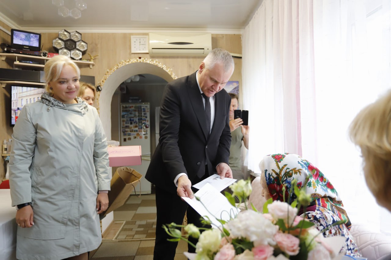 Глава городского округа Фрязино Дмитрий Воробьев вместе с председателем Совета депутатов Еленой Романовой поздравил со 100-летним юбилеем жительницу нашего города Демченко Веру Даниловну