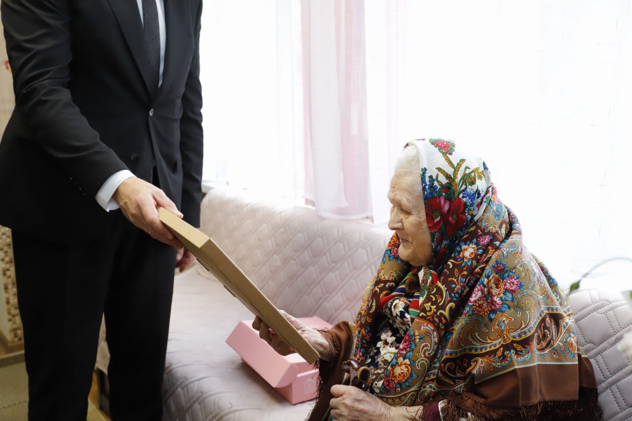 Глава городского округа Фрязино Дмитрий Воробьев вместе с председателем Совета депутатов Еленой Романовой поздравил со 100-летним юбилеем жительницу нашего города Демченко Веру Даниловну