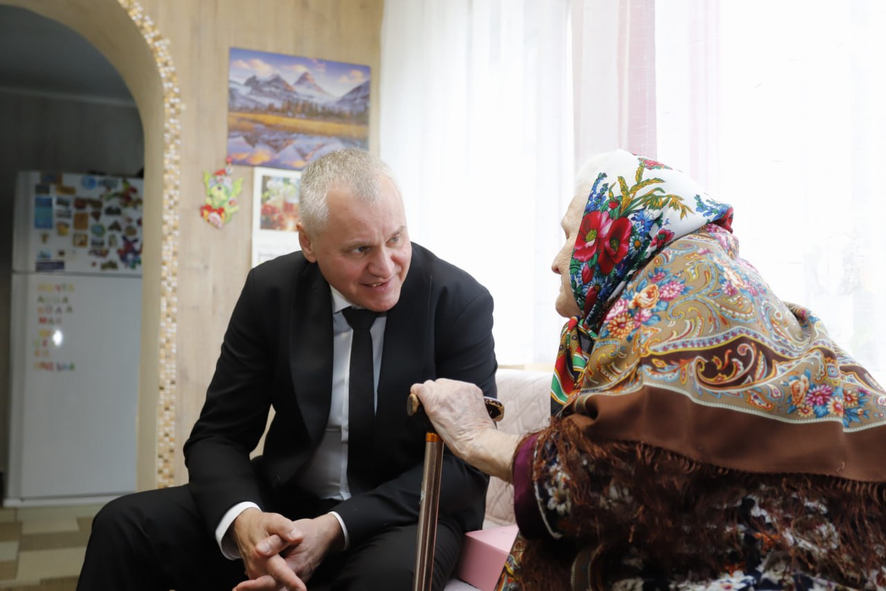 Глава городского округа Фрязино Дмитрий Воробьев вместе с председателем Совета депутатов Еленой Романовой поздравил со 100-летним юбилеем жительницу нашего города Демченко Веру Даниловну