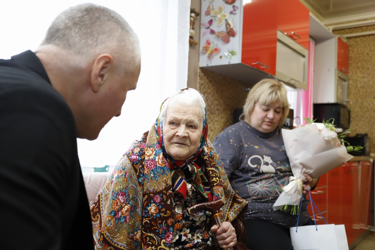 Глава городского округа Фрязино Дмитрий Воробьев вместе с председателем Совета депутатов Еленой Романовой поздравил со 100-летним юбилеем жительницу нашего города Демченко Веру Даниловну