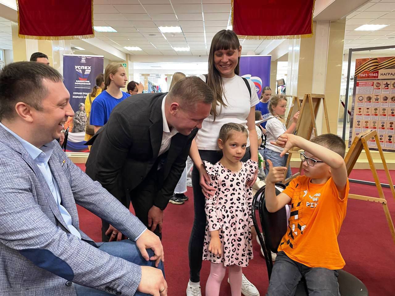 В ДК «Исток» прошёл детский художественный фестиваль «Мой папа – Герой!», объединивший историческую память, поддержку участников специальной военной операции и творчество юных талантов