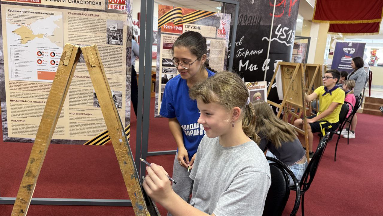 В ДК «Исток» прошёл детский художественный фестиваль «Мой папа – Герой!», объединивший историческую память, поддержку участников специальной военной операции и творчество юных талантов