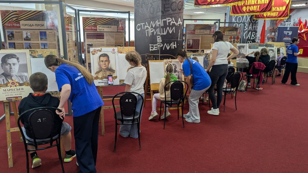 В ДК «Исток» прошёл детский художественный фестиваль «Мой папа – Герой!», объединивший историческую память, поддержку участников специальной военной операции и творчество юных талантов