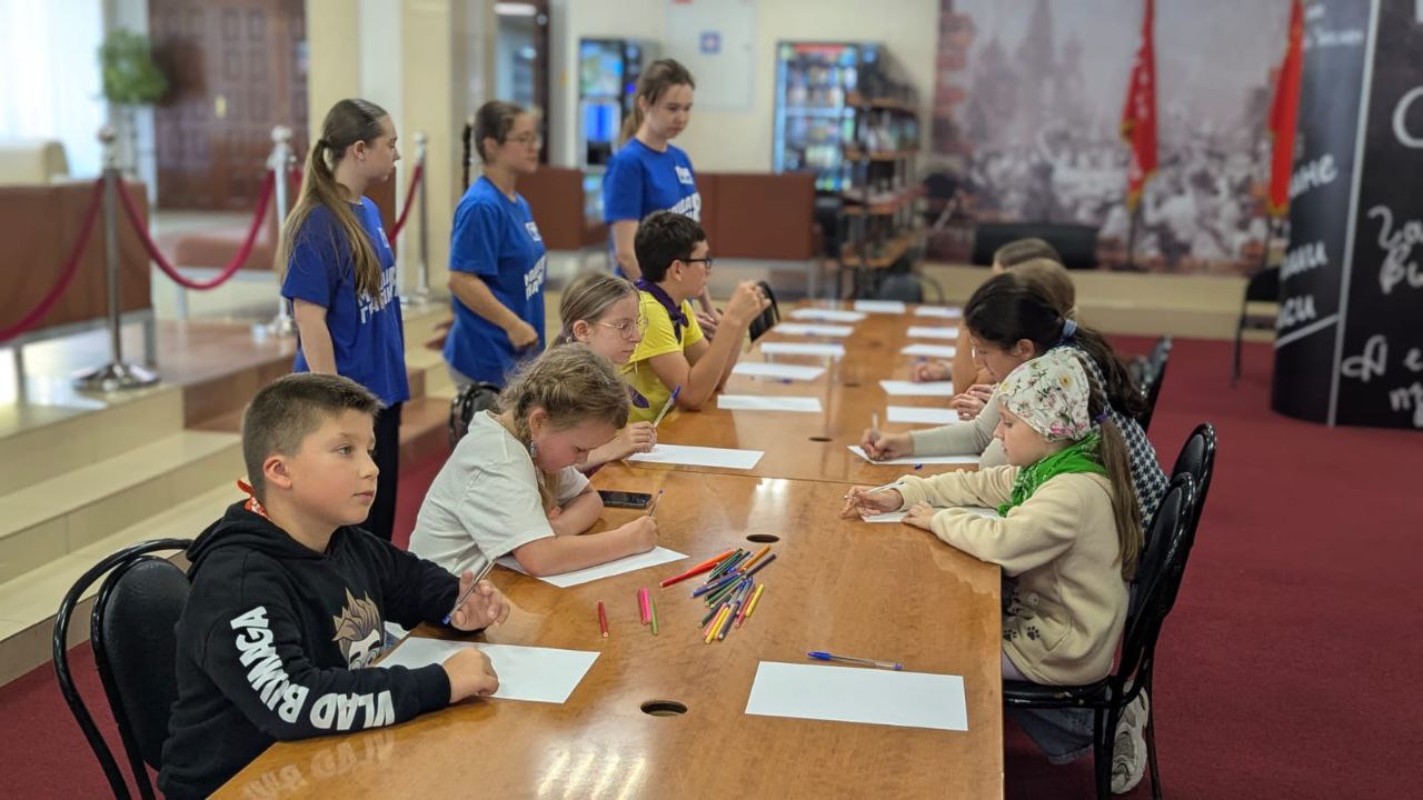 В ДК «Исток» прошёл детский художественный фестиваль «Мой папа – Герой!», объединивший историческую память, поддержку участников специальной военной операции и творчество юных талантов